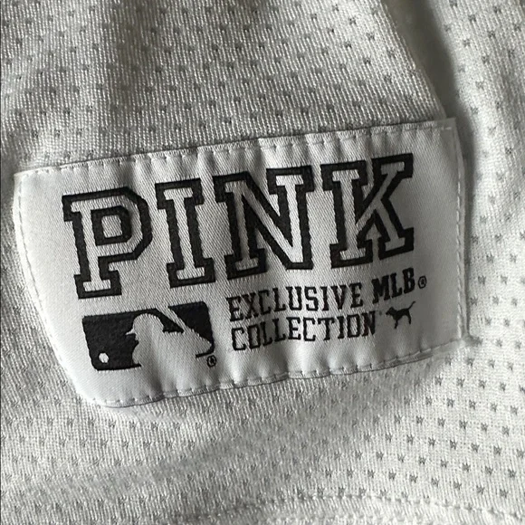 PINK Victoria's Secret Exclusive MLB Collection Top - Picture 2 of 3